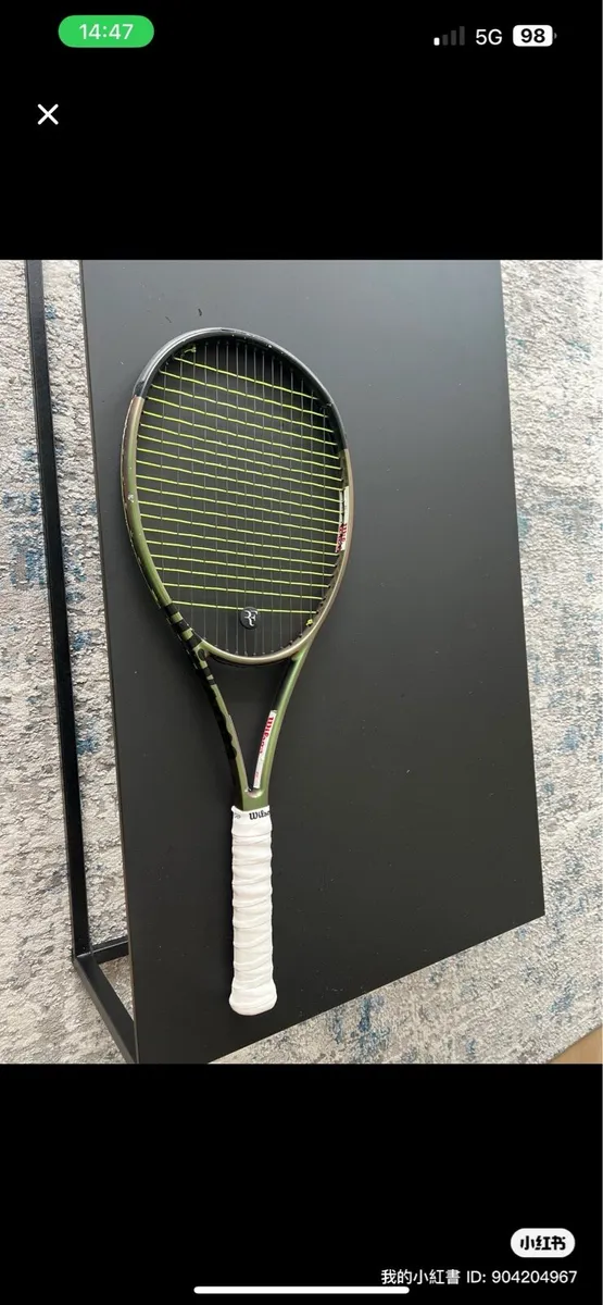 Tennis Racquet, Blade 98 V8 - Image 1
