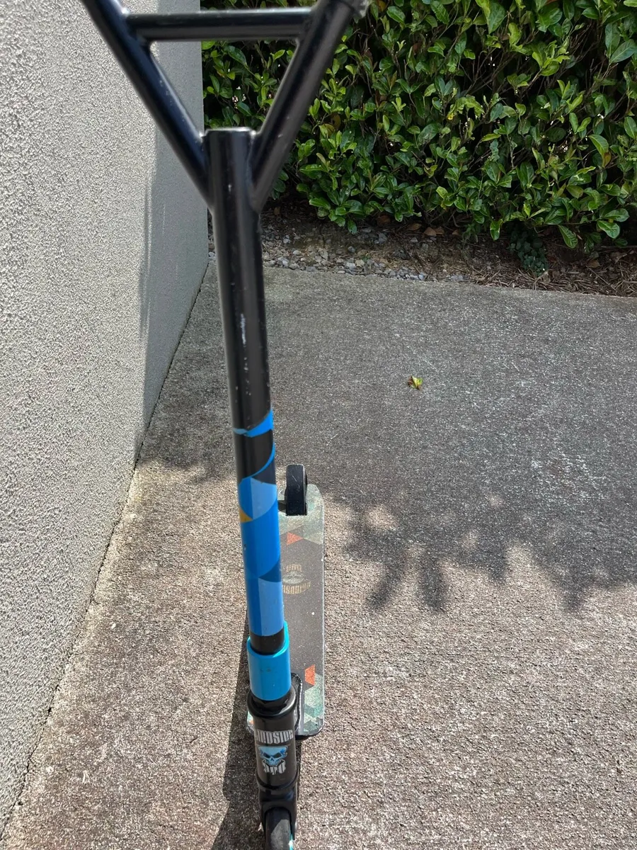 3 Scooters - Image 2