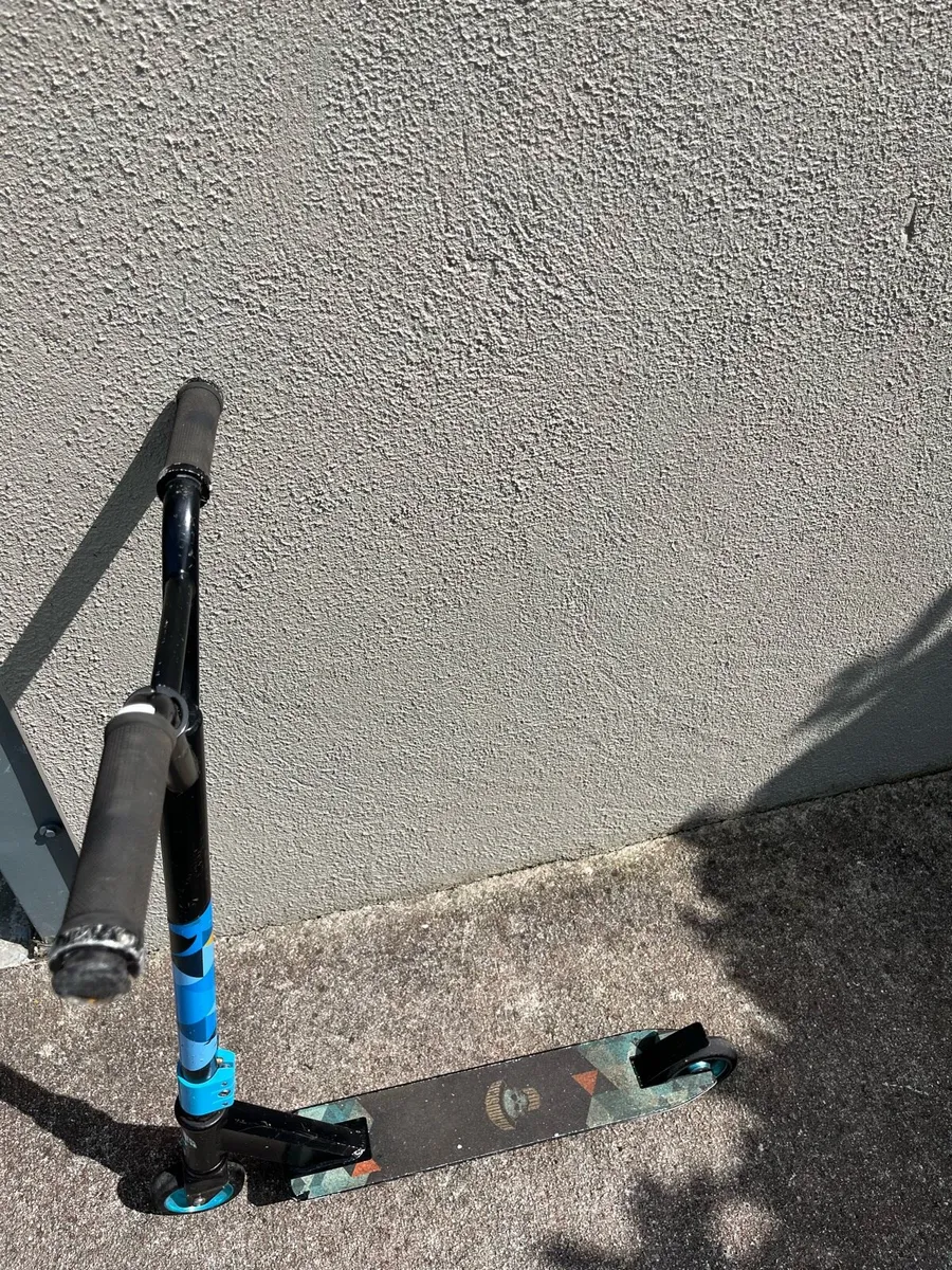 3 Scooters - Image 3