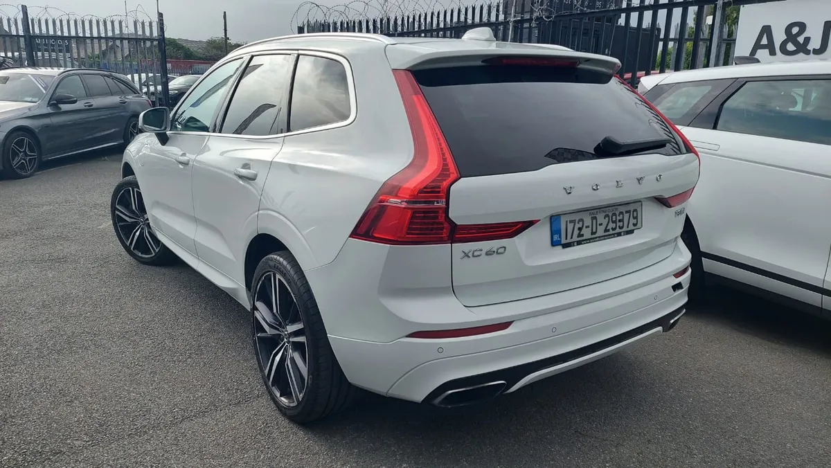 17 Volvo XC60 R Design Hybrid - Image 4