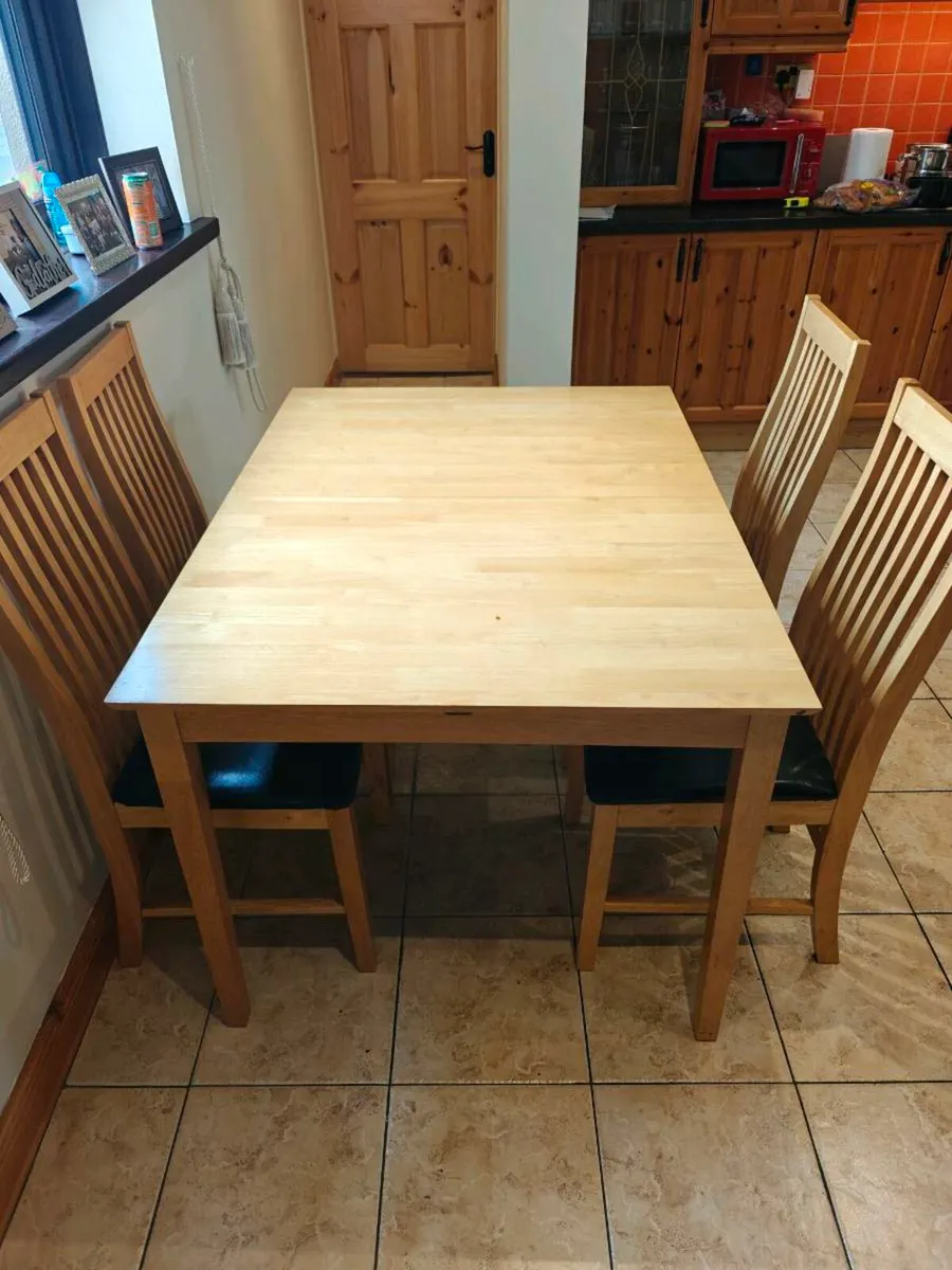 Table and chairs - Image 1