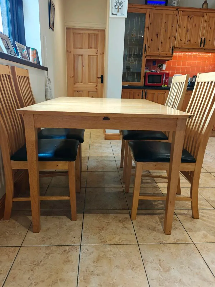 Table and chairs - Image 2