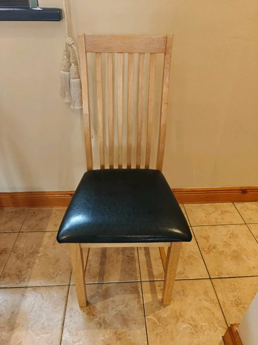 Table and chairs - Image 4