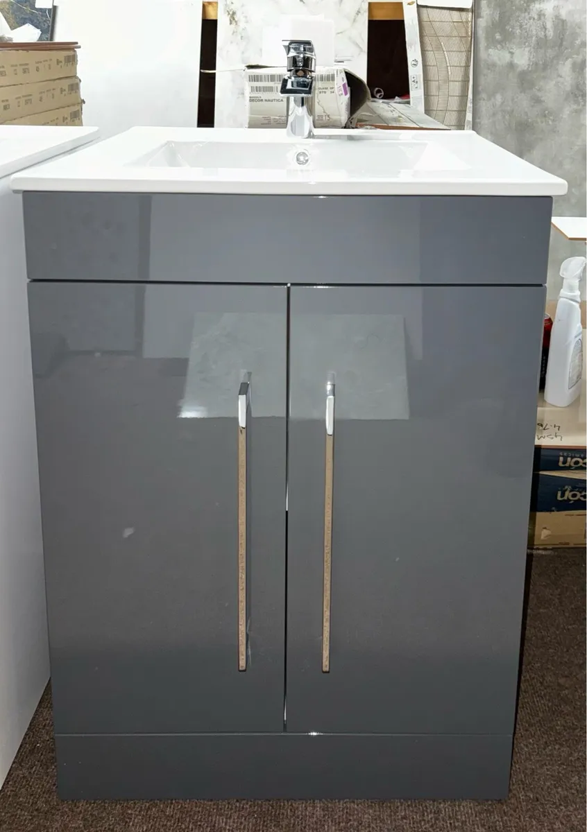 Display model sink to clear grey gloss finish - Image 1