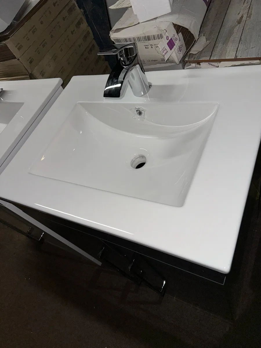 Display model sink to clear grey gloss finish - Image 2