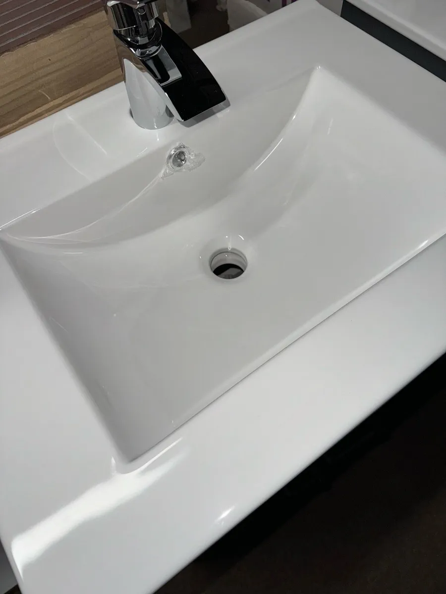 Display model sink to clear grey gloss finish - Image 3