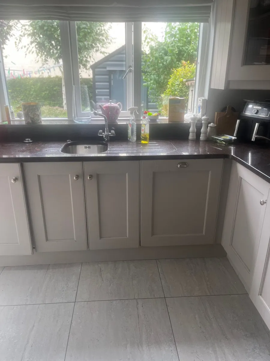 Kitchen doors , Granite top , sink extracto fan am - Image 2