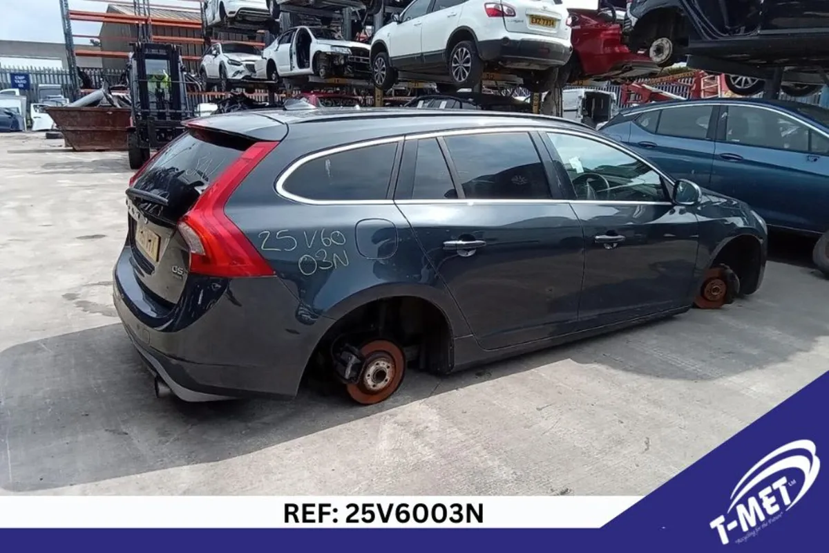 2011 VOLVO V60 BREAKING FOR PARTS - Image 4