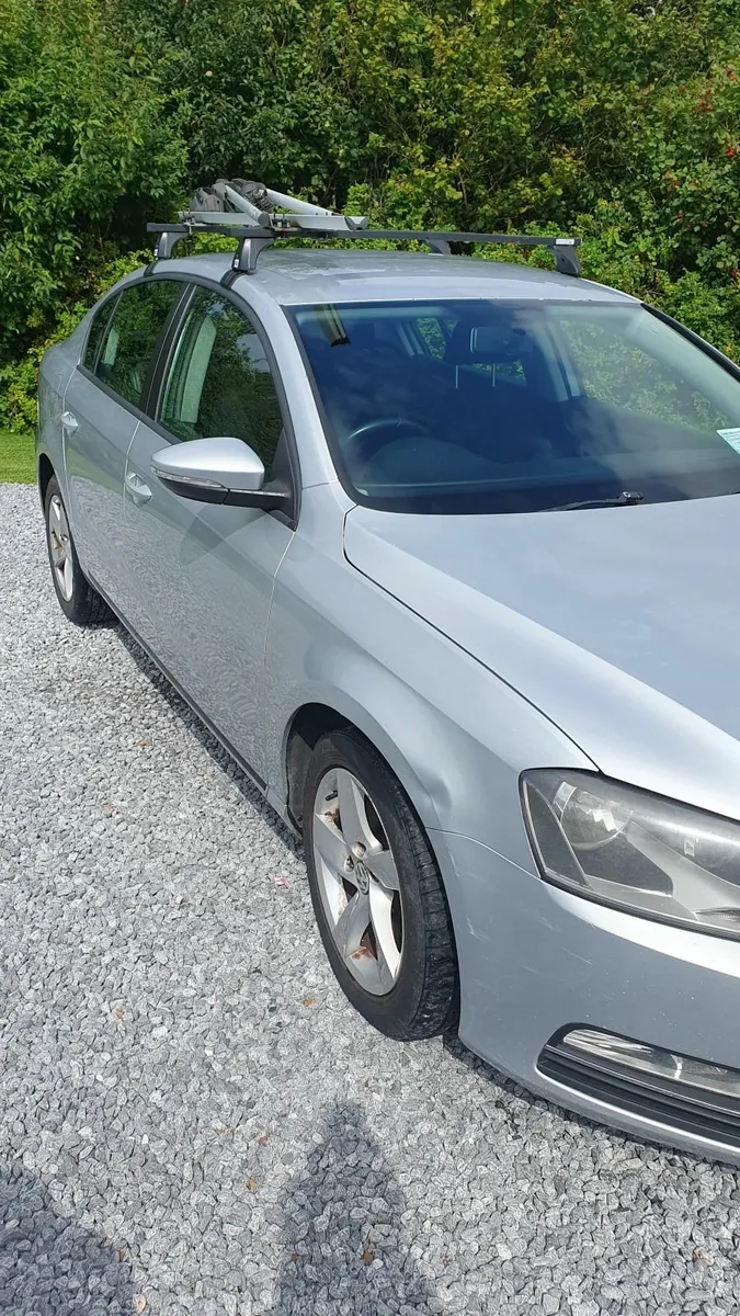 Volkswagen Passat 2011 - Image 2