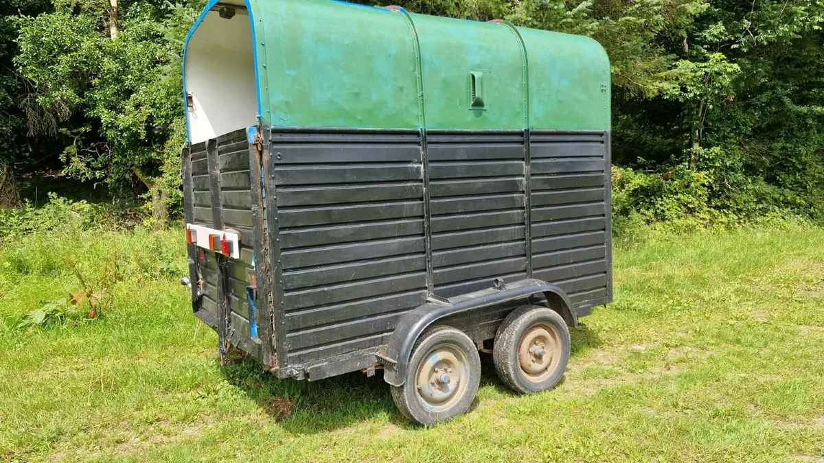 Horse box - Image 1