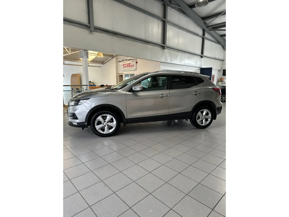 Nissan Qashqai 1.2 SV CVT 18 4DR AUTO - Image 4