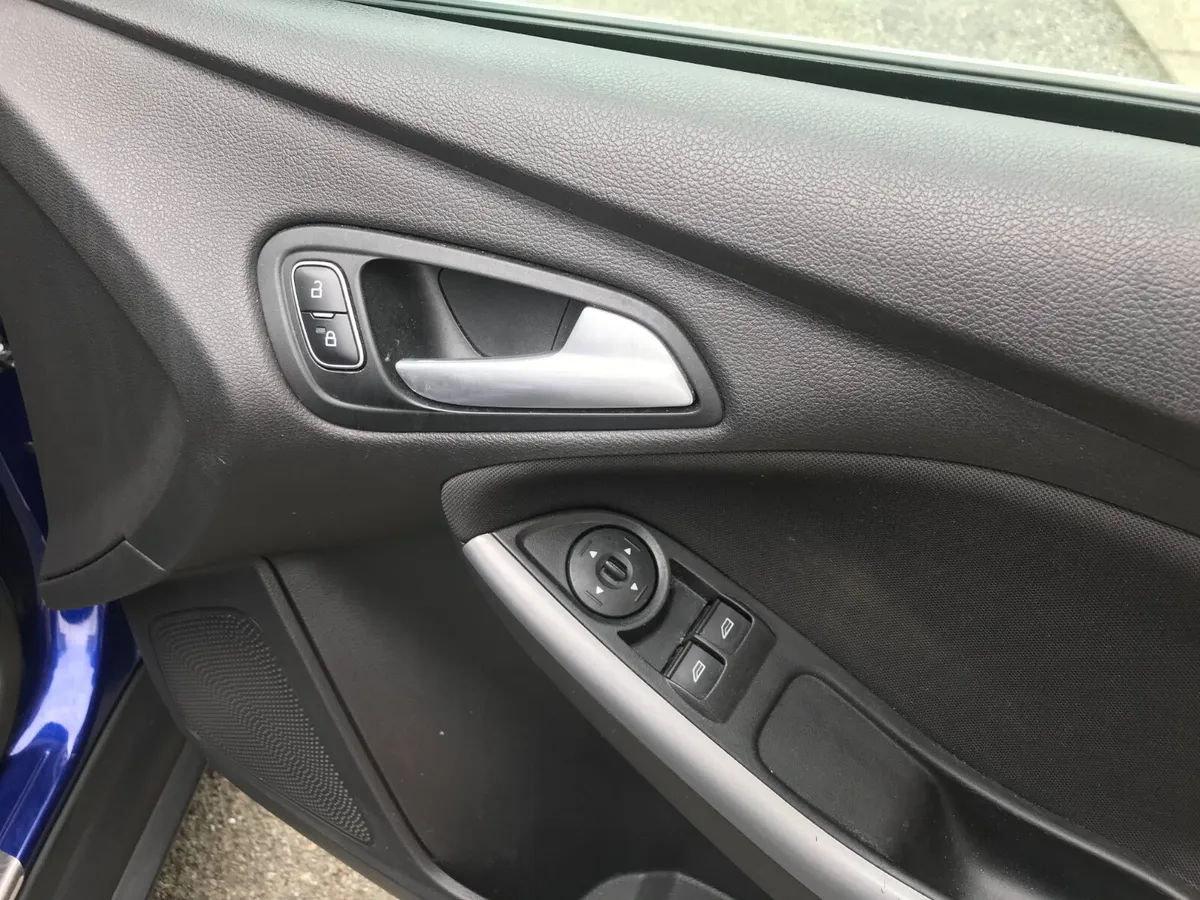 Ford Focus 1.0L Petrol Zetec Only 52000 miles... - Image 3
