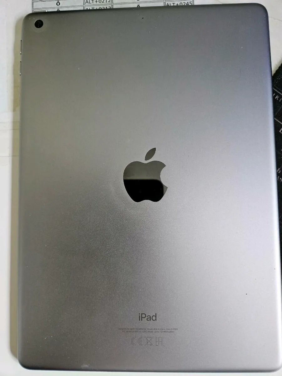 iPad 6 gen - Black 128GB - Image 2