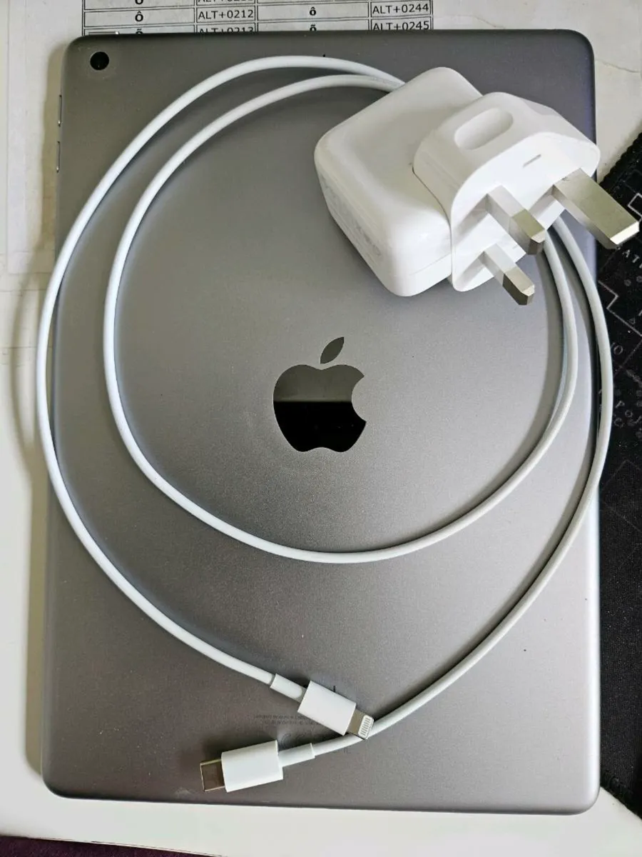 iPad 6 gen - Black 128GB - Image 3