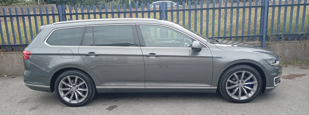 Volkswagen Passat 2016 Pan roof 10 vw services - Image 3