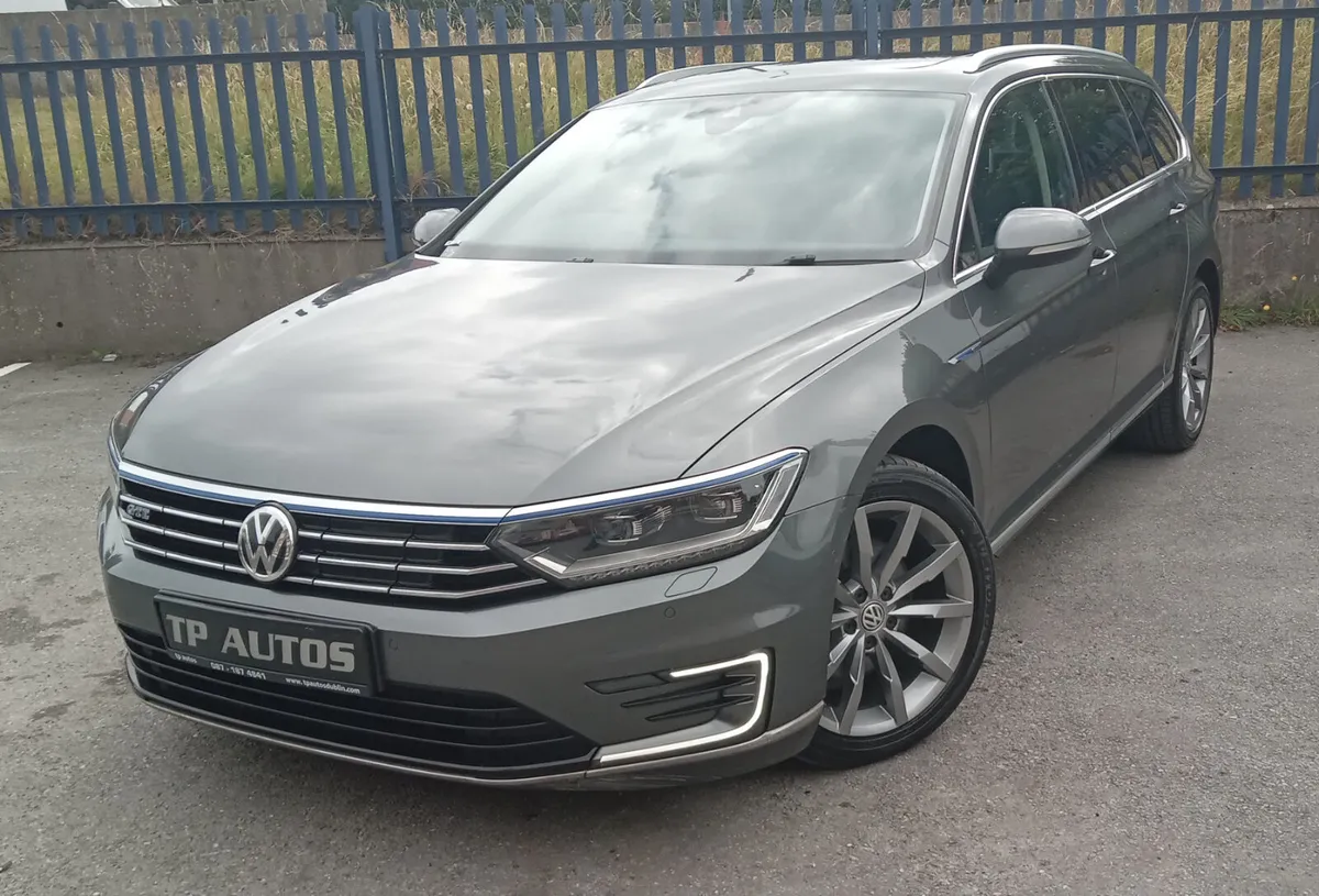 Volkswagen Passat 2016 Pan roof 10 vw services - Image 1