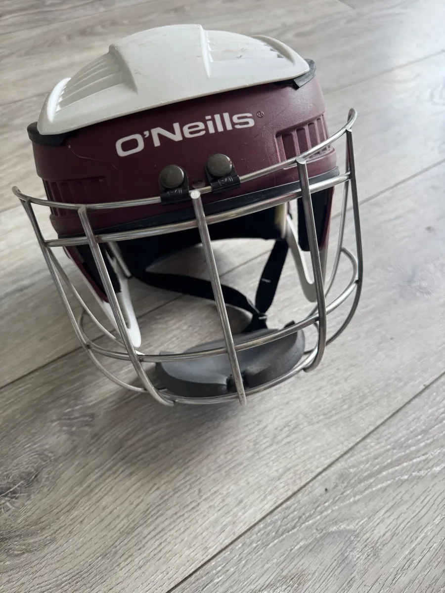 Hurling helmet - Image 1