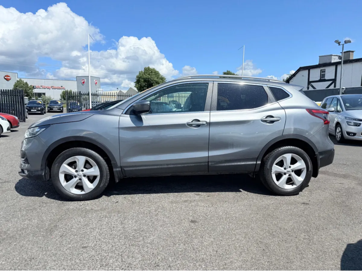 Nissan Qashqai 1.5 SV ** PANORAMIC GLASS ROOF ** R - Image 4