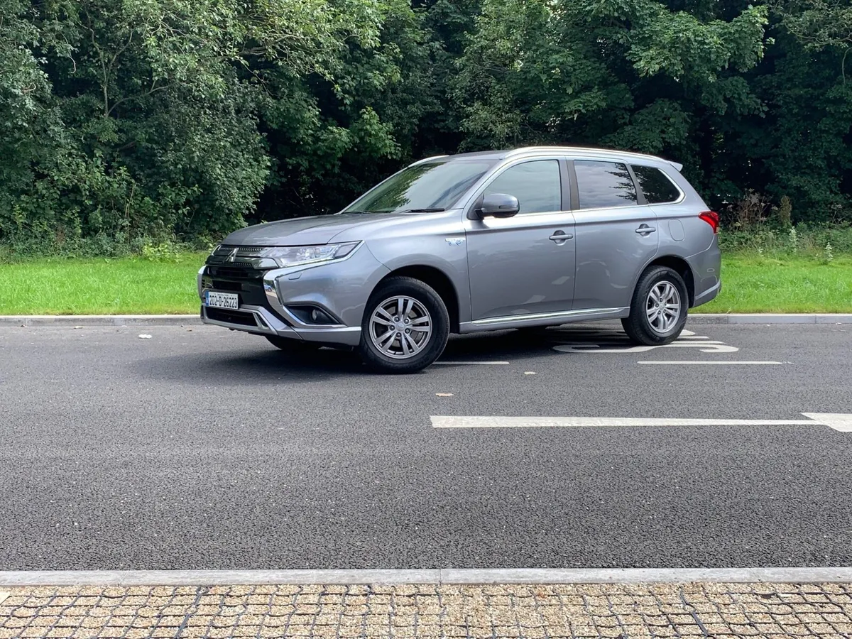 Stunning Mitsubishi Outlander 2.4 PHEV 4WD - Image 2