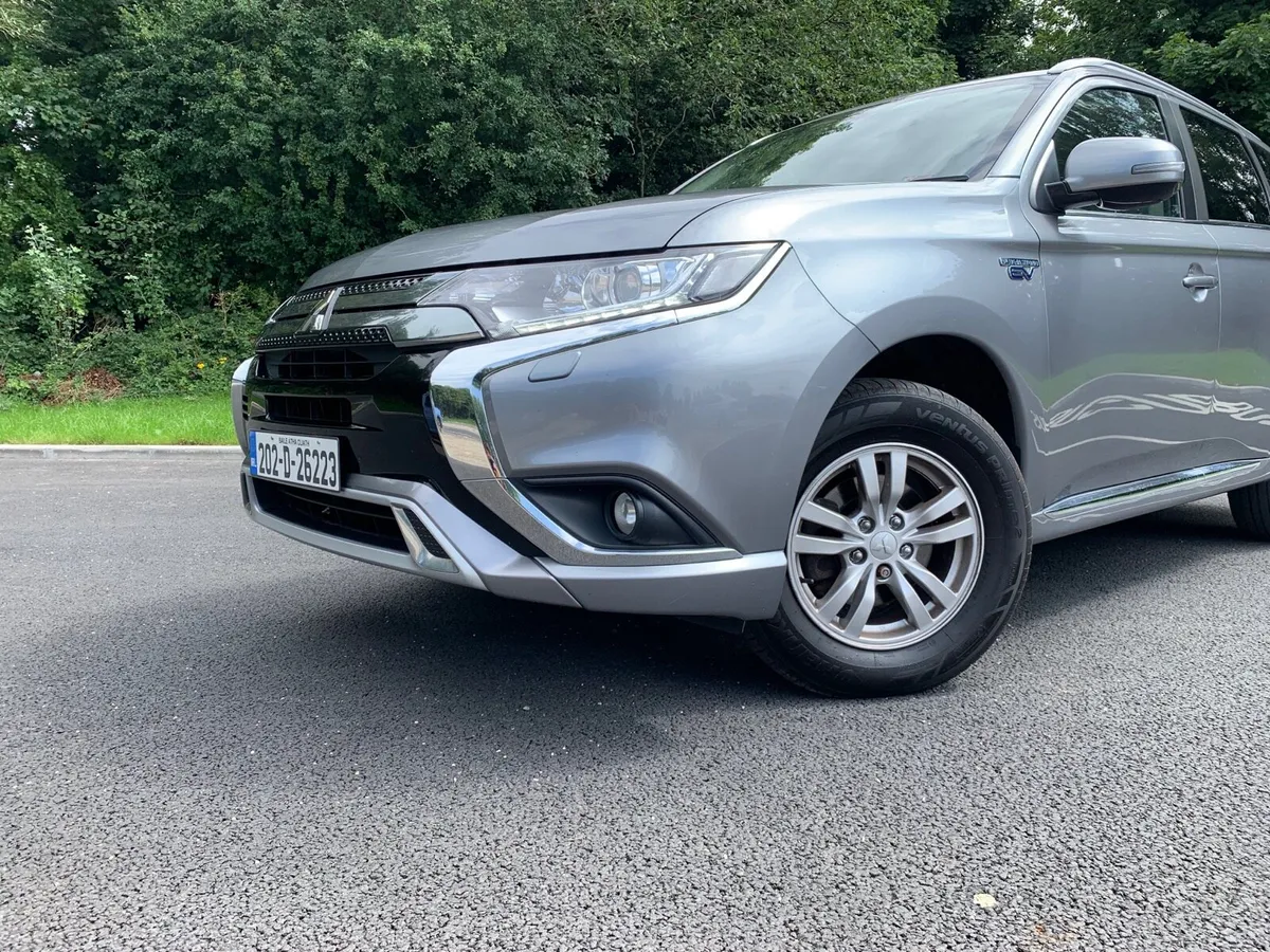 Stunning Mitsubishi Outlander 2.4 PHEV 4WD - Image 3