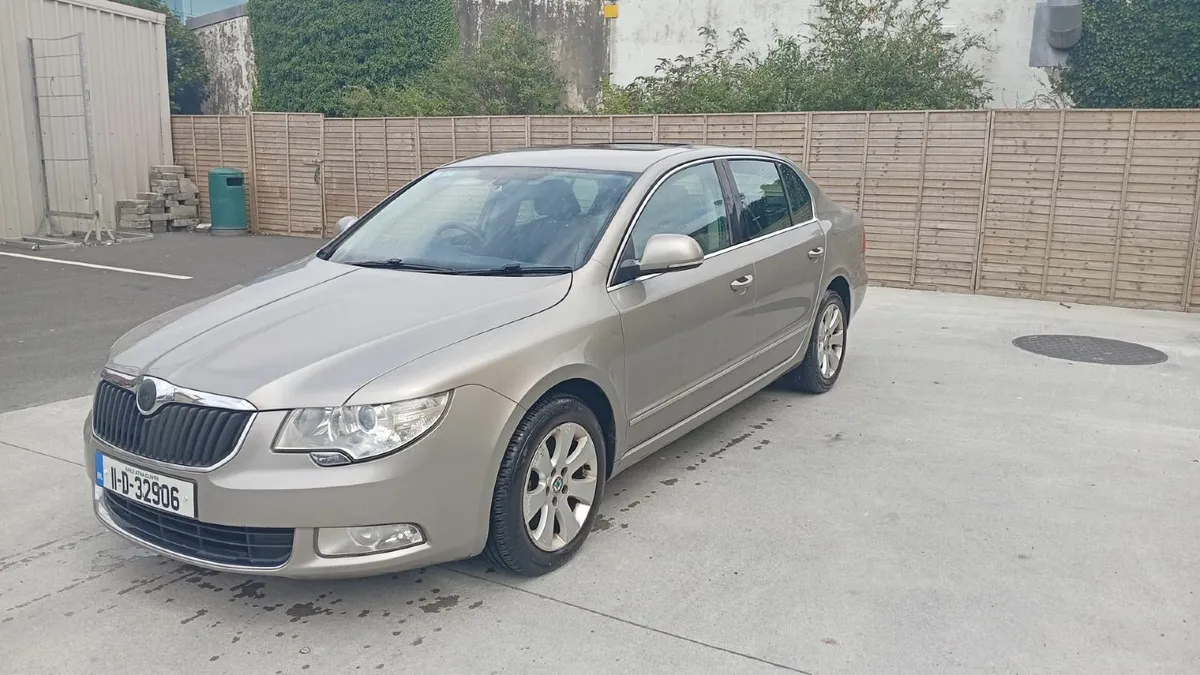 Skoda Superb 2011 automatic sunroof - Image 1