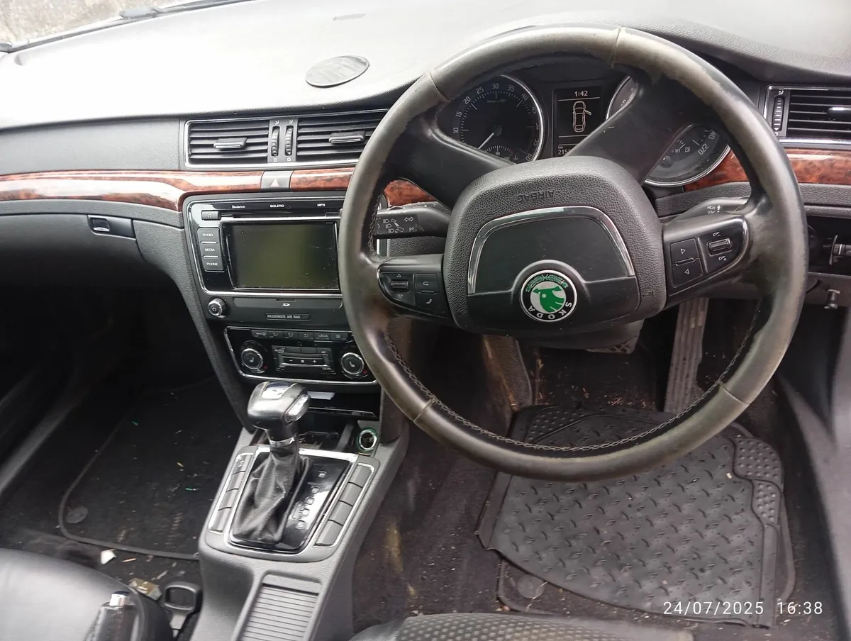 Skoda Superb 2011 automatic sunroof - Image 2