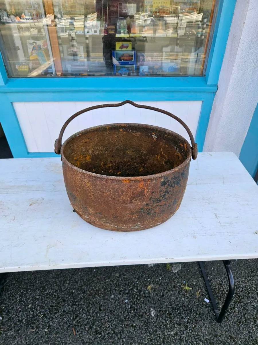 Vintage Cast Iron Skillet Pot - Image 1