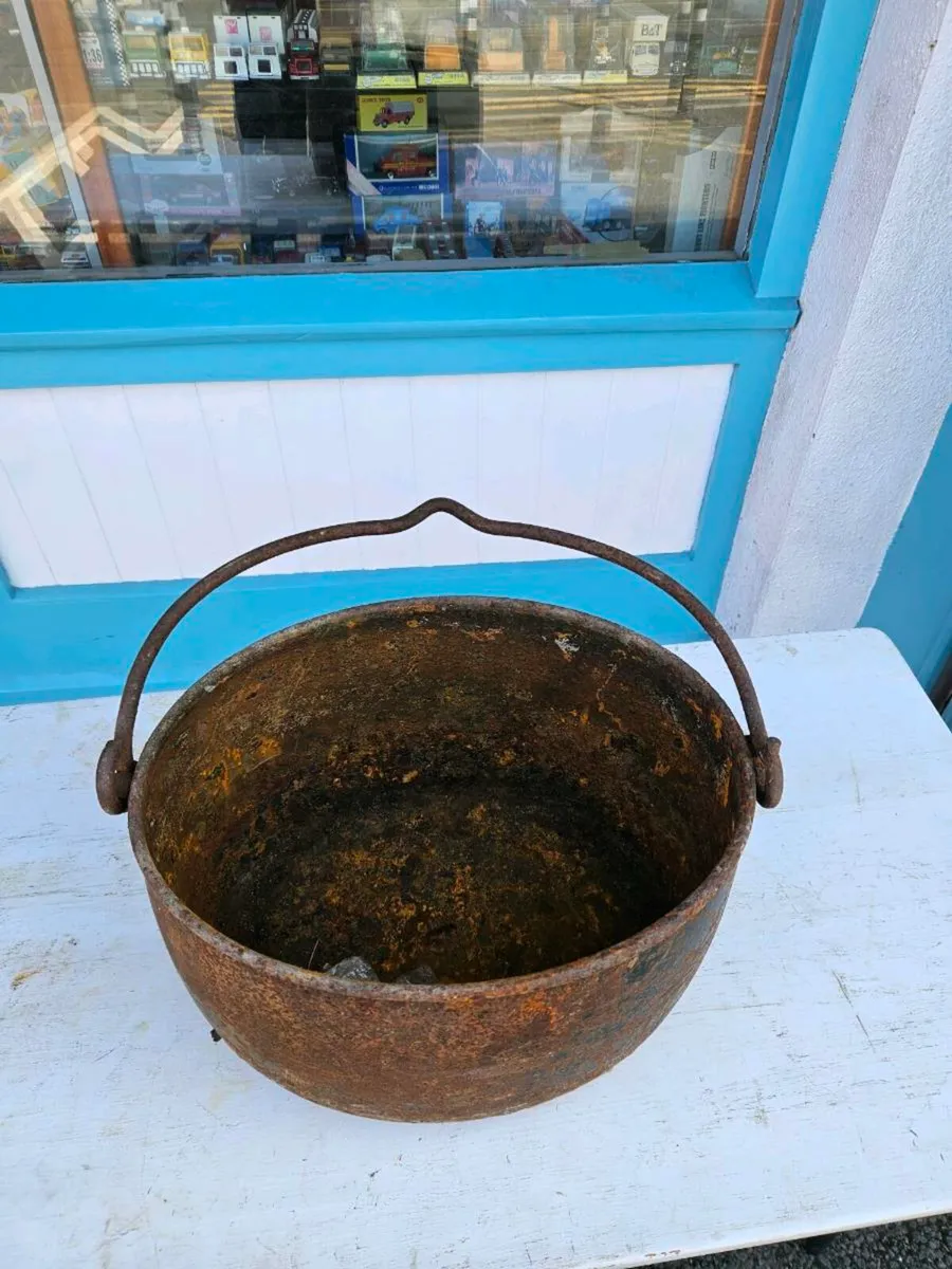Vintage Cast Iron Skillet Pot - Image 3