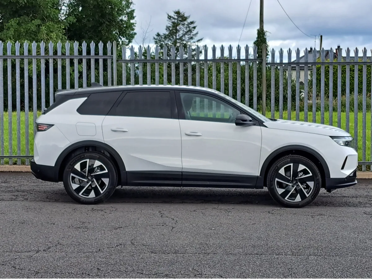 Opel Grandland GS MHEV 136BHP **TOP SPEC** - Image 3