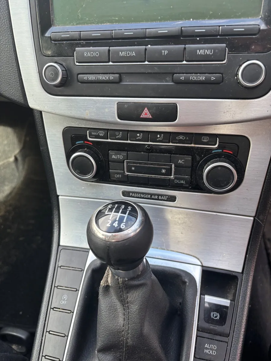 Volkswagen Passat 2011 - Image 4