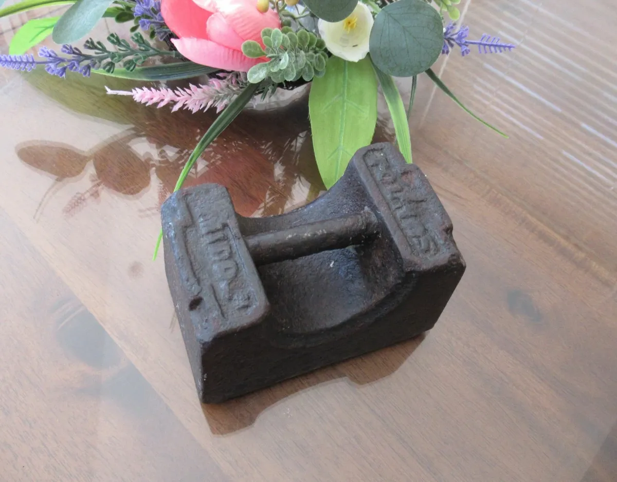 vintage cast iron weight 7 lb door antique cottage - Image 1