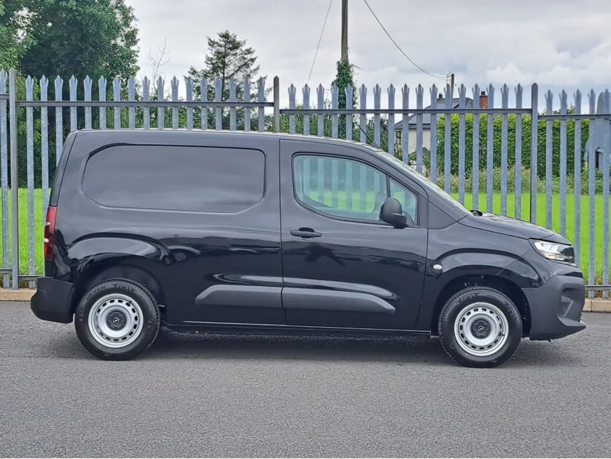 Opel Combo KOMFORT 1.5TD 100HP L1H1 **252 REG** - Image 3