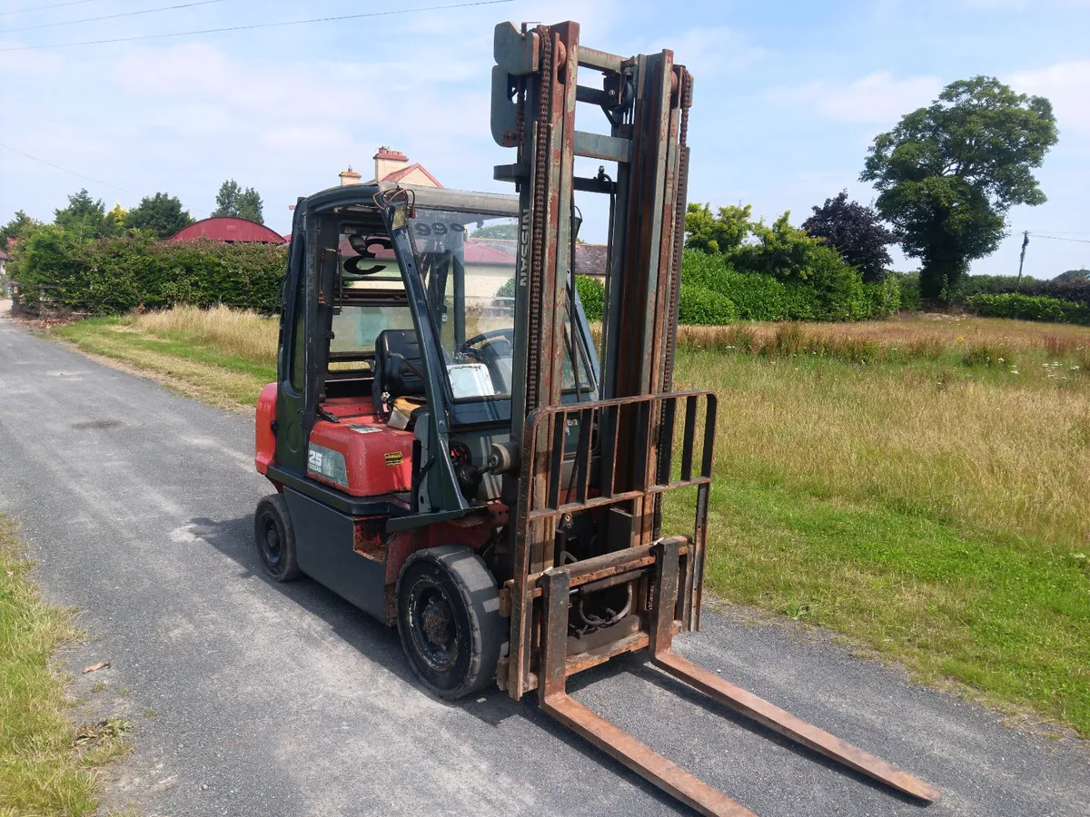 Nissan forklift - Image 4