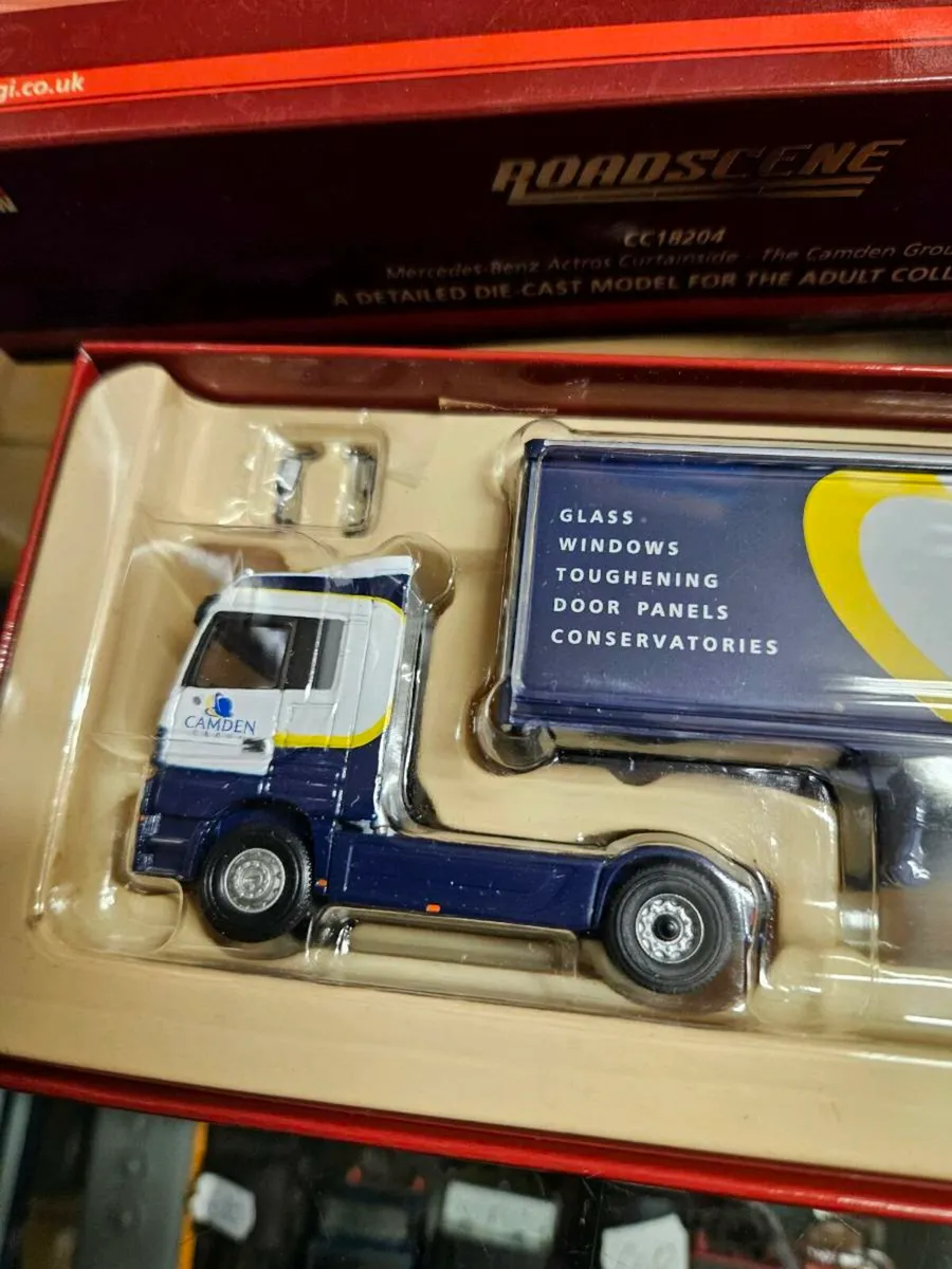Corgi Mercedes Tractor Unit and Trailer - Image 4