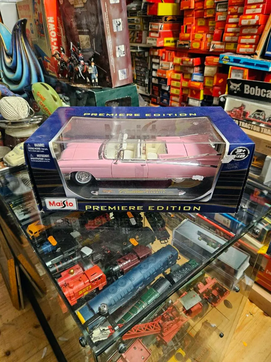 Corgi Maisto Cadillac 1:18 - Image 1
