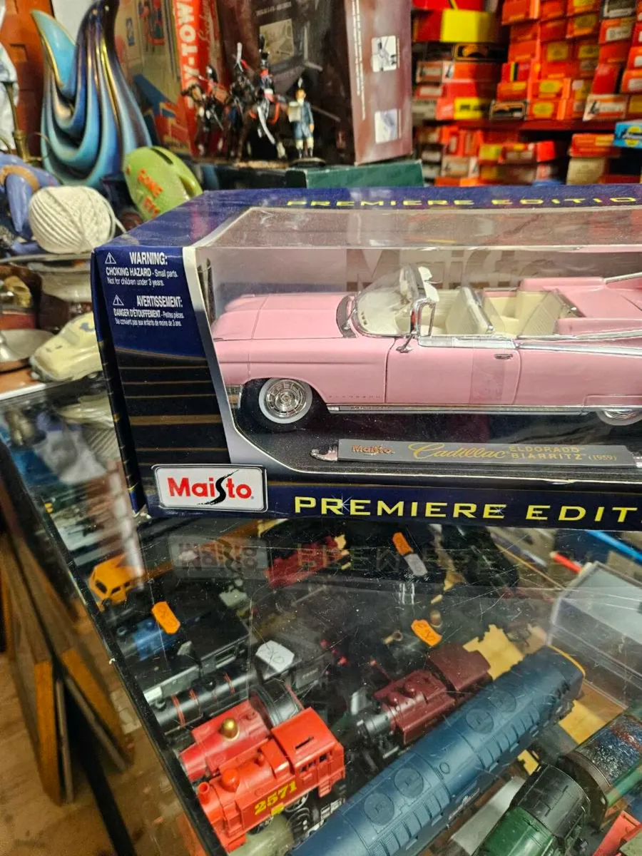 Corgi Maisto Cadillac 1:18 - Image 2