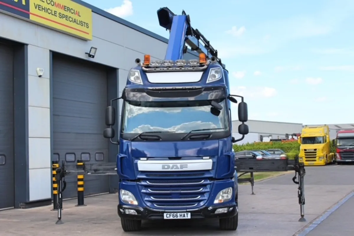 2017 DAF CF 460 SPACE CAB 8X2 FLAT BED WITH CRANE - Image 2