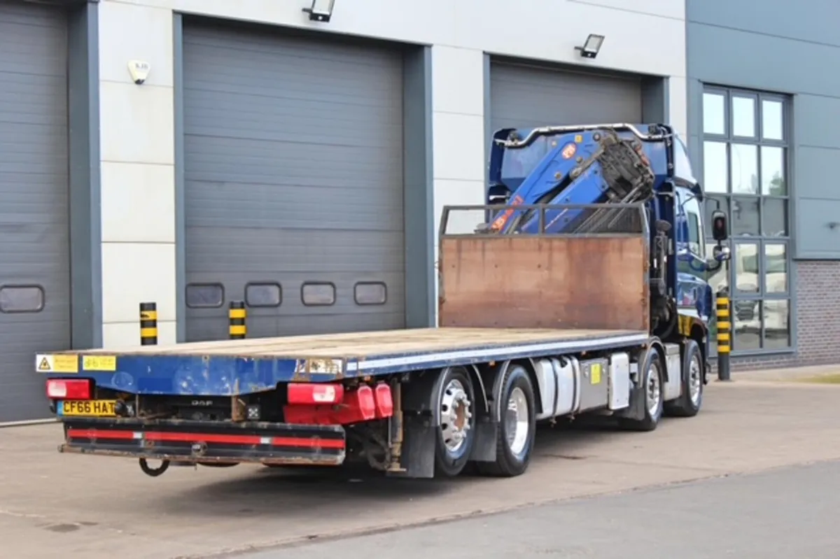 2017 DAF CF 460 SPACE CAB 8X2 FLAT BED WITH CRANE - Image 3