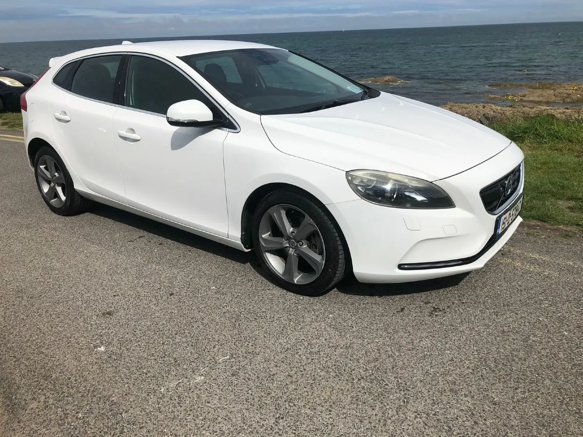 Volvo V40 2015 - Image 2