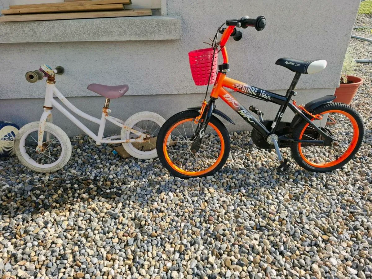 Kids bikes and helmets - Image 1