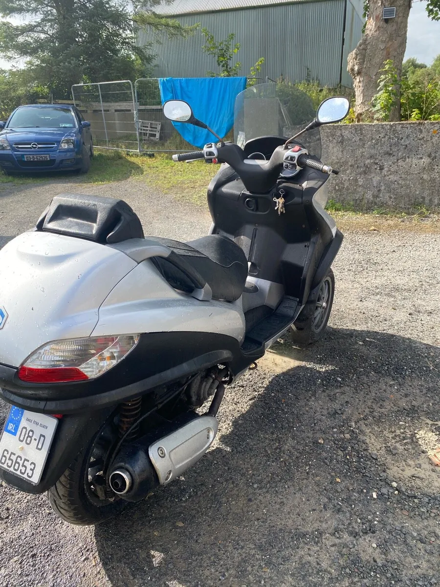Piaggio mp3 very low mileage - Image 4