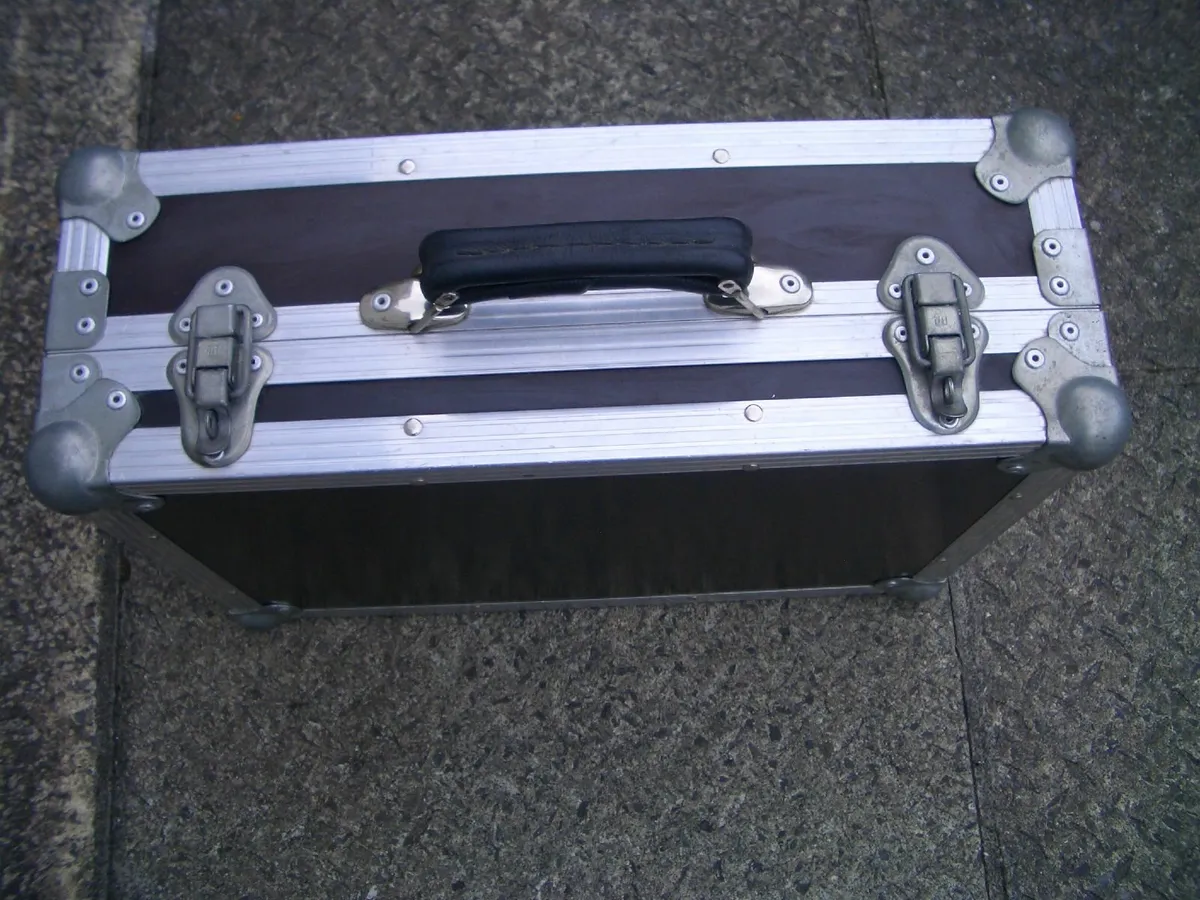 FLIGHT CASE FOR A POWER AMP OR MIXER - Image 1