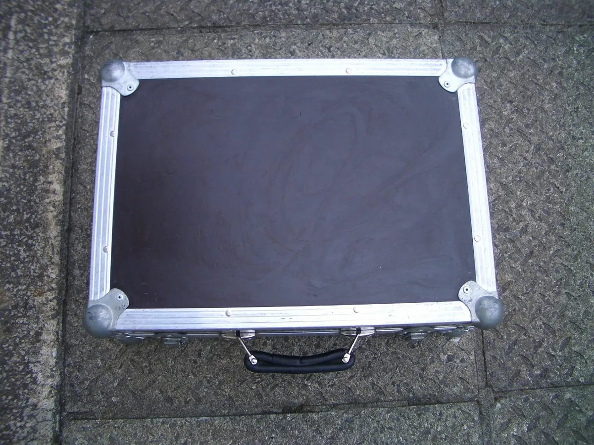 FLIGHT CASE FOR A POWER AMP OR MIXER - Image 2