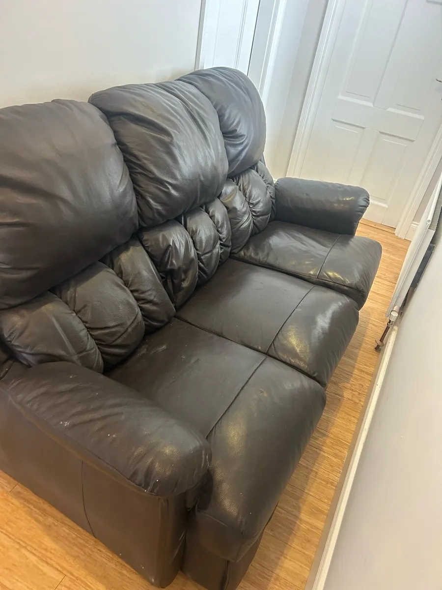 3 seater leather couch - Image 1