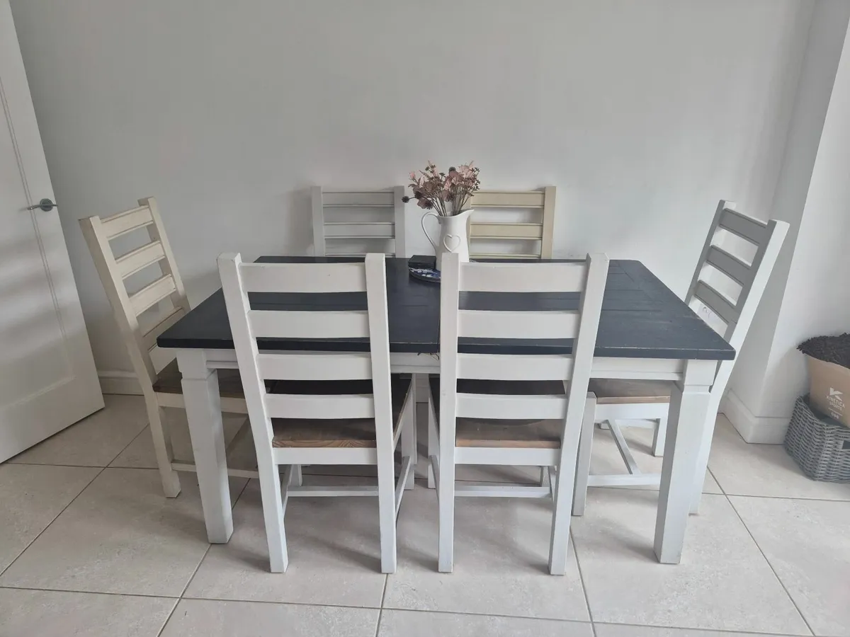 Kitchen table and chairs - Image 1
