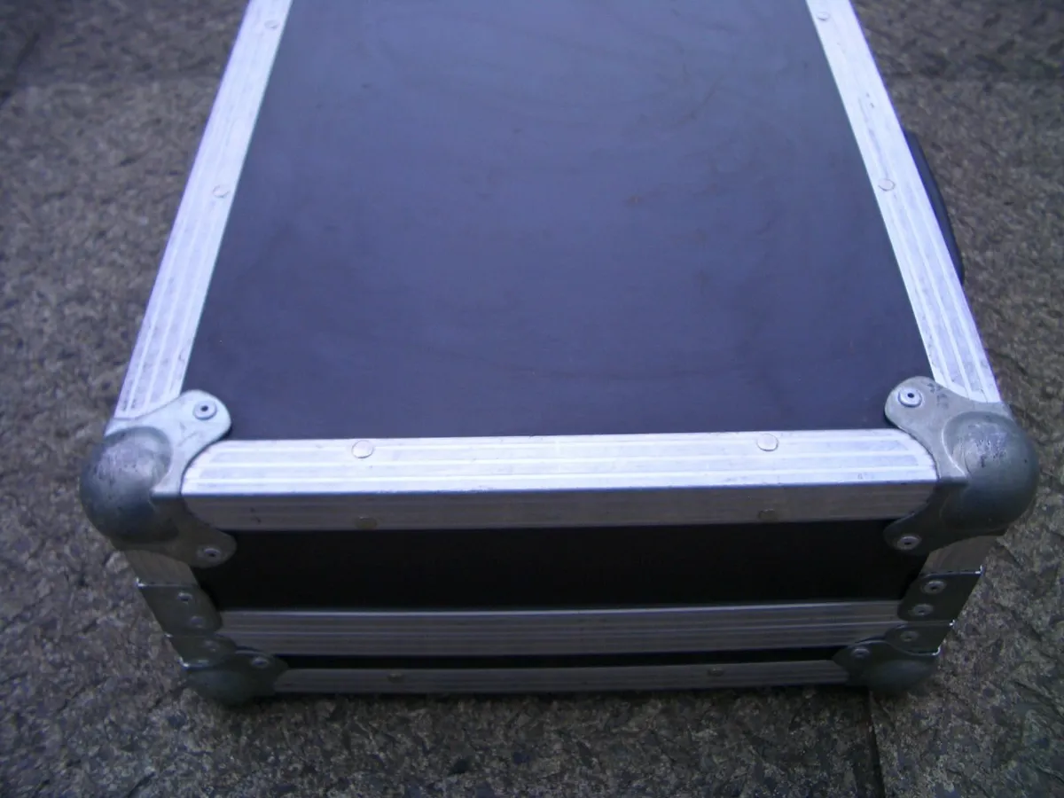 FLIGHT CASE FOR A POWER AMP OR MIXER - Image 3