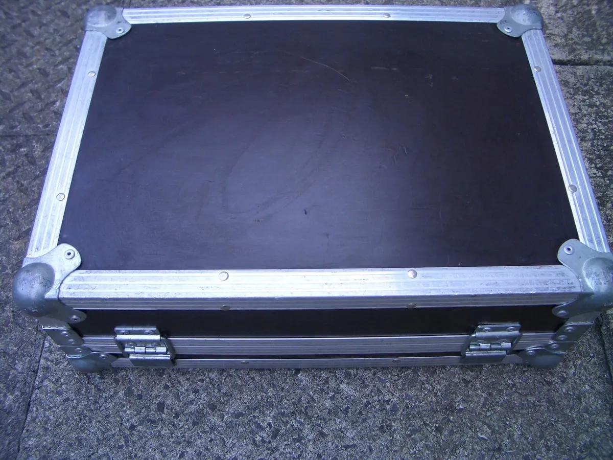 FLIGHT CASE FOR A POWER AMP OR MIXER - Image 4