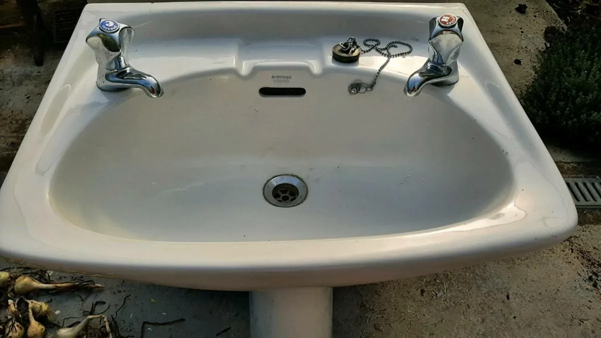 Wash-hand basin pedestal and set of taps - Image 2