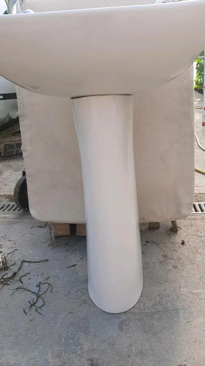 Wash-hand basin pedestal and set of taps - Image 3