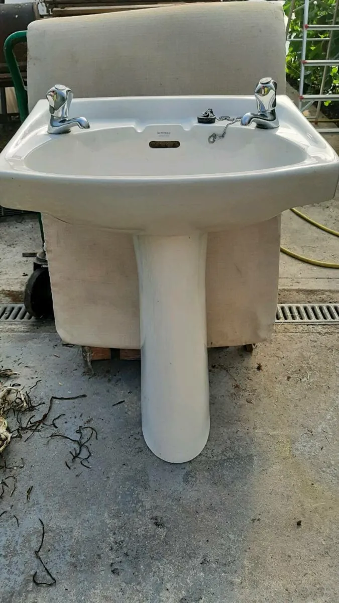 Wash-hand basin pedestal and set of taps - Image 1